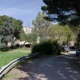 Entrando dall'ingresso che si affaccia su strada Petrera ci troviamo davanti a un viale inghiottito da un fitto giardino che ci conduce verso l�imponente complesso